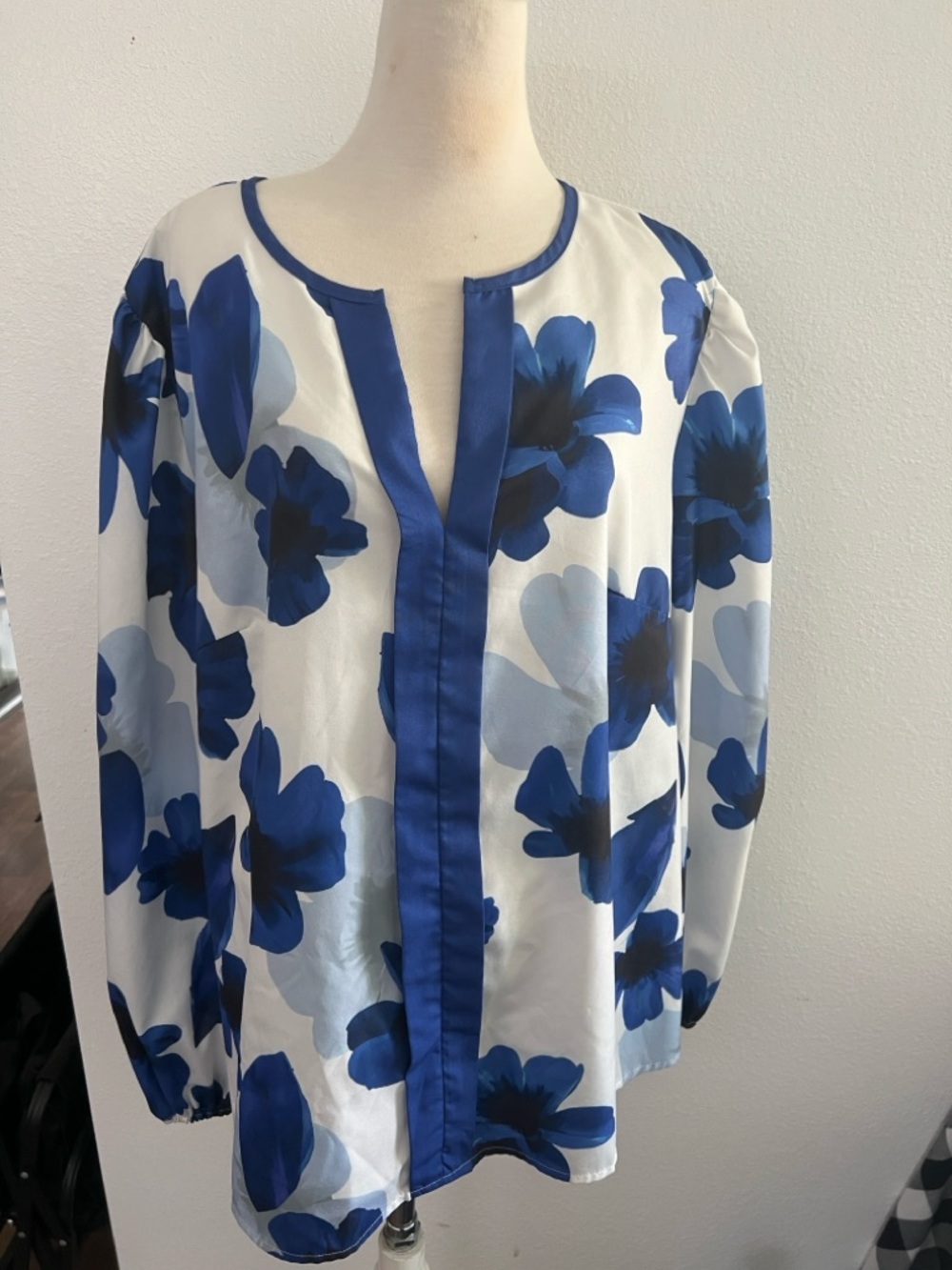 SHEIN White Blue Floral Satin-Trim Blouse